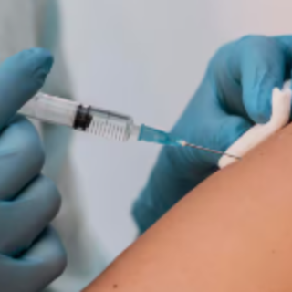 Influenza, al via da domani la campagna vaccinale in Liguria: dosi gratuite per over 60, bambini e fragili