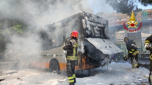 I vigili del fuoco intervengono per l'incendio di un autobus in corso Firenze [FOTO]