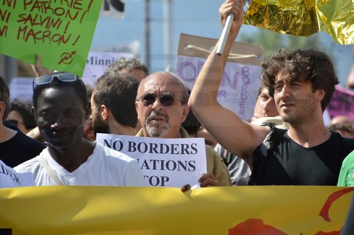 Vauro alla manifestazione di Ventimiglia Vauro alla manifestazione di Ventimiglia