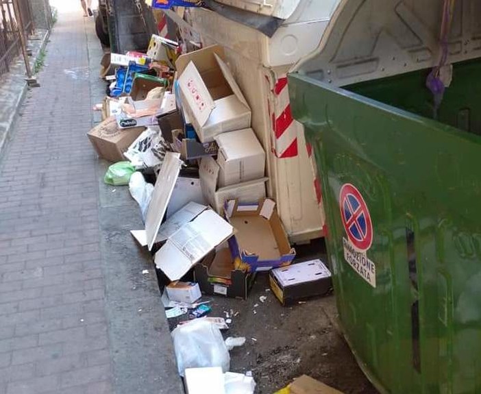Voltri nella morsa dei rifiuti: cassonetti pieni e maleodoranti