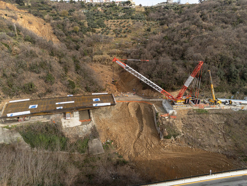 Nella foto di repertorio: l'installazione del nuovo impalcato
