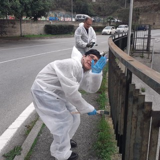 Cep, i volontari ritinteggiano le ringhiere arrugginite