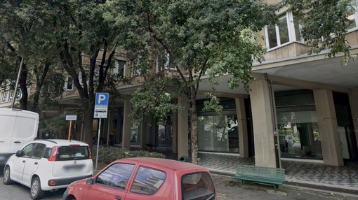 Le vetrine di via XII ottobre nelle quali sorgerà un nuovo ristorante etnico Le vetrine di via XII ottobre nelle quali sorgerà un nuovo ristorante etnico