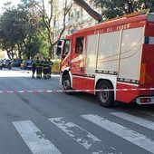 I Vigili del Fuoco intervenuti in via Corsica a seguito della rottura della strada
