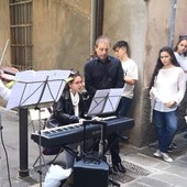 Pegli, venticinque pittori e i musicisti dell’Istituto Comprensivo animano vico Sinope per tutta la giornata di sabato