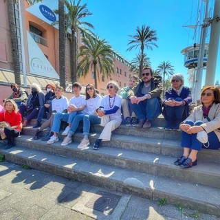 Il gruppo di volontari “Vamos Ariel!” inaugura i picnic con il candidato sindaco Dello Strologo.