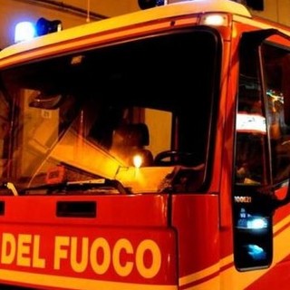Incendio in via Nizza, vigili del fuoco salvano donna e il suo gatto