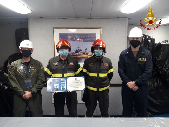 Vigili del fuoco di Genova insigniti di una targa per un intervento di soccorso sulla Navy Mount Whitney (FOTO)
