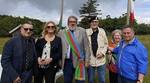 Angelo Vaccarezza con la fascia di Regione Liguria alla commemorazione di Forte Manfrei