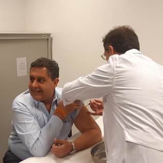 FOTONOTIZIA: vaccino antinfluenzale al presidente Toti in Regione Liguria