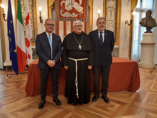 Il sindaco Bucci e il presidente del consiglio comunale Cassibba ricevono l'arcivescovo Tasca in visita augurale a Palazzo Tursi Il sindaco Bucci e il presidente del consiglio comunale Cassibba ricevono l'arcivescovo Tasca in visita augurale a Palazzo Tursi