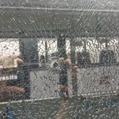 Il vetro infranto del bus Il vetro infranto del bus
