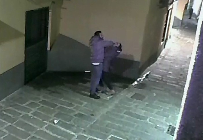 Genova, degrado e spaccio in Vico Adorno (video)