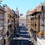 Follia in via XX Settembre: ruba vestiti, aggredisce il vigilante e morde un poliziotto