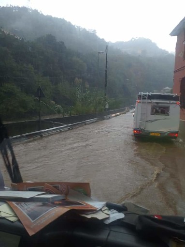 Maltempo: allagamenti e frane nell'entroterra di Genova