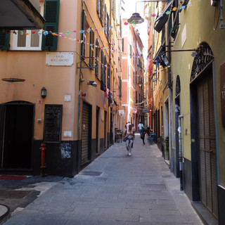 Via Ravecca, lite tra ex coinquilini finisce a bottigliate: ferito un 30enne