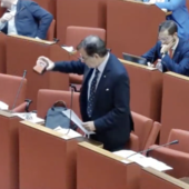 Valter Pilloni (Vince Genova) sventola una key box in consiglio comunale Valter Pilloni (Vince Genova) sventola una key box in consiglio comunale