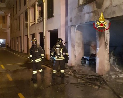 Incendio a Pra': un box andato a fuoco in Via Novella Incendio a Pra': un box andato a fuoco in Via Novella