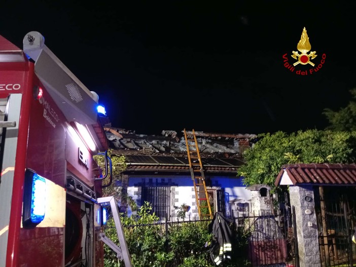 Fumeri, fulmine colpisce il tetto di una palazzina e innesca un incendio Fumeri, fulmine colpisce il tetto di una palazzina e innesca un incendio