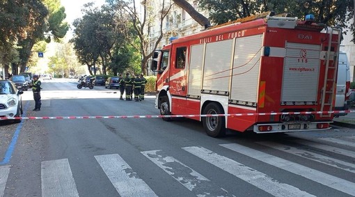 I Vigili del Fuoco intervenuti in via Corsica a seguito della rottura della strada