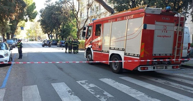 I Vigili del Fuoco intervenuti in via Corsica a seguito della rottura della strada