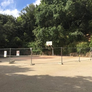 Villa Doria a Pegli: giochi rotti e ancora le transenne in mezzo al piazzale