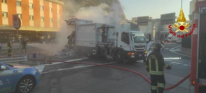 Compattatore di rifiuti in fiamme vicino al casello Genova ovest (FOTO)