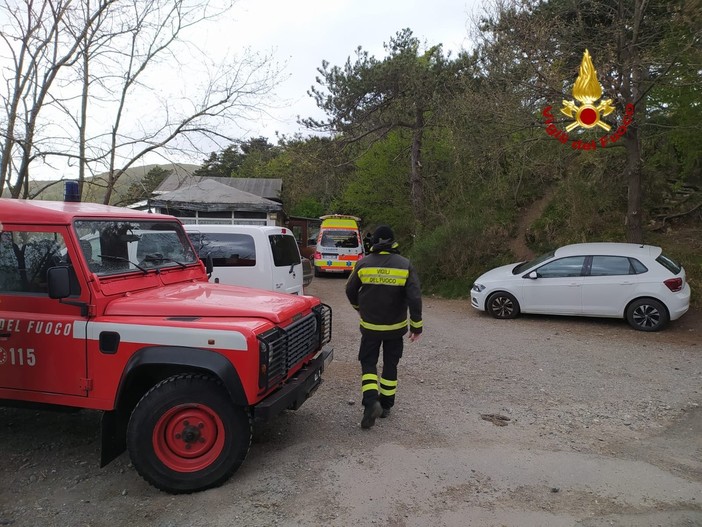 Intervento dei Vigili del fuoco sul tracciato sterrato che collega il Righi con la baita Diamante: soccorso un ciclista Intervento dei Vigili del fuoco sul tracciato sterrato che collega il Righi con la baita Diamante: soccorso un ciclista