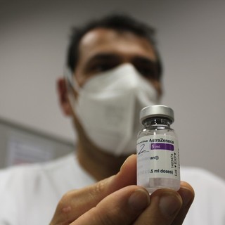 Dopo la morte di Camilla Canepa stop ad Astrazeneca per tutti gli under 60, anche per le seconde dosi