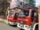 Cornigliano, camion si adagia su un fianco, raddrizzato dalla gru dei vigili del fuoco