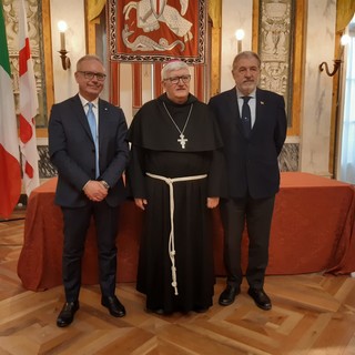 Il sindaco Bucci e il presidente del consiglio comunale Cassibba ricevono l'arcivescovo Tasca in visita augurale a Palazzo Tursi
