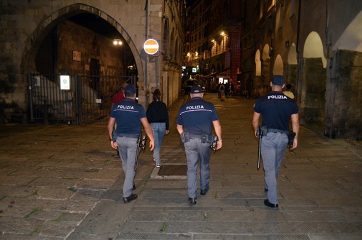 Centro storico sotto la lente della polizia: controlli straordinari tra via Prè e le piazze, tre denunciati per droga, ricettazione e resistenza