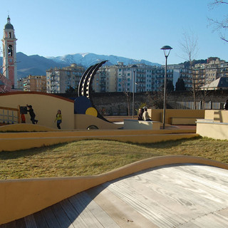 Villa Fiammetta a Pra’, giochi ‘pericolosi’. Il Comune: “Li sostituiremo”