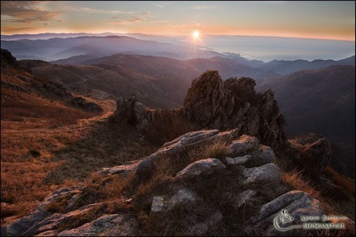 L’alba tra le montagne del Beigua protagonista del trekking fotografico invernale L’alba tra le montagne del Beigua protagonista del trekking fotografico invernale