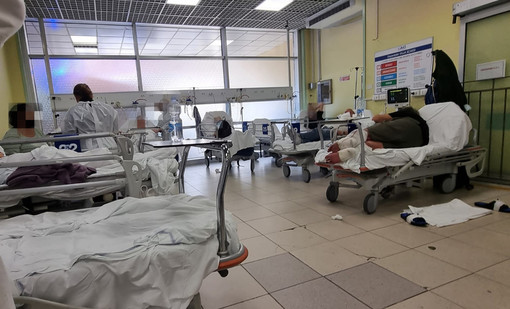 Malati stipati al Villa Scassi, Sansa: “Pazienti da quattro giorni sulle brandine”