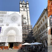 Maxischermo in San Lorenzo, fa discutere l’insolita installazione sui ponteggi della cattedrale