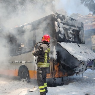 I vigili del fuoco intervengono per l'incendio di un autobus in corso Firenze [FOTO]
