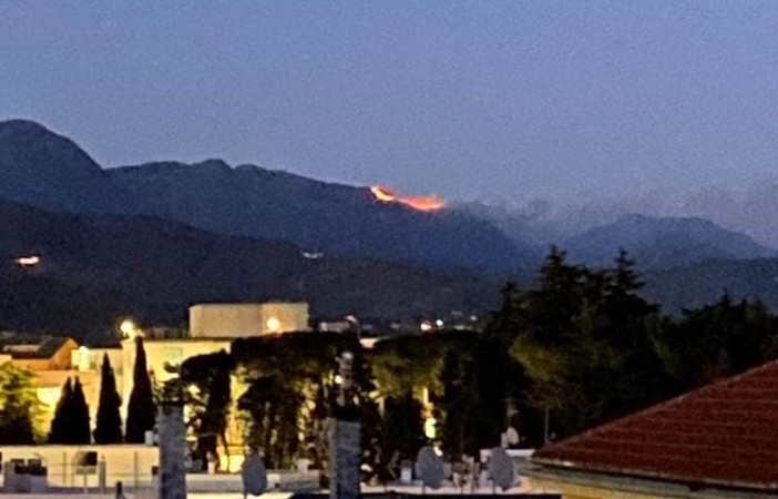 Incendio sulle alture di Arenzano: vigili del fuoco in azione (FOTO)
