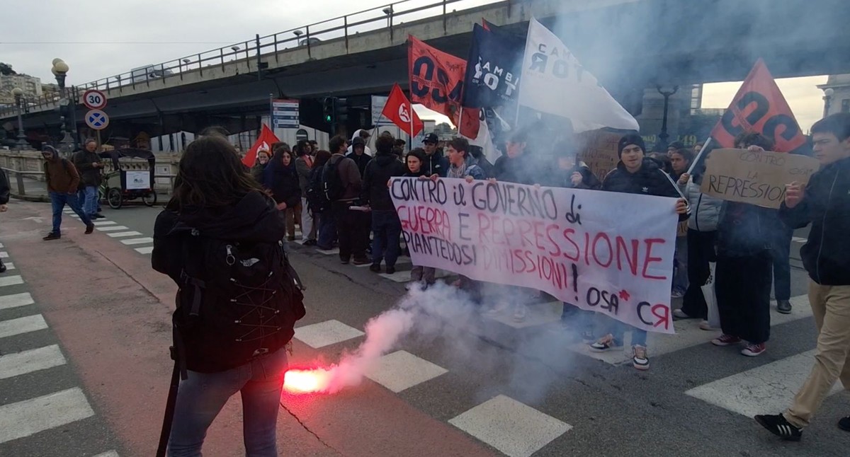 Centinaia di studenti in piazza contro i ministri Salvini e Piantedosi dopo le manganellate di Pisa Centinaia di studenti in piazza contro i ministri Salvini e Piantedosi dopo le manganellate di Pisa