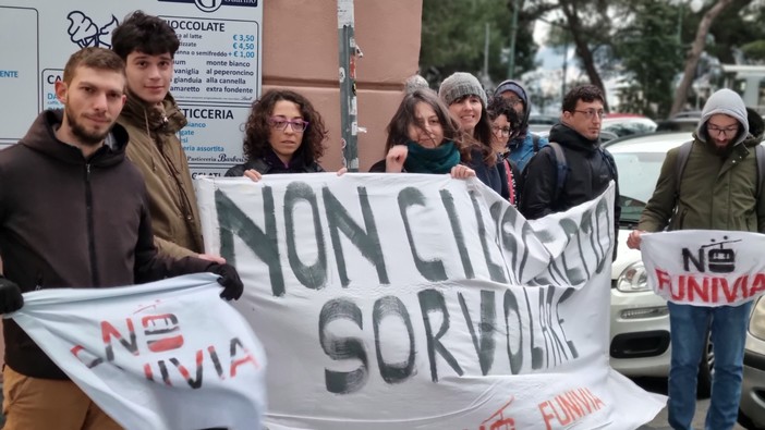 No alla funivia sopra il Lagaccio: consegnate al sindaco facente funzioni Piciocchi oltre duemila firme