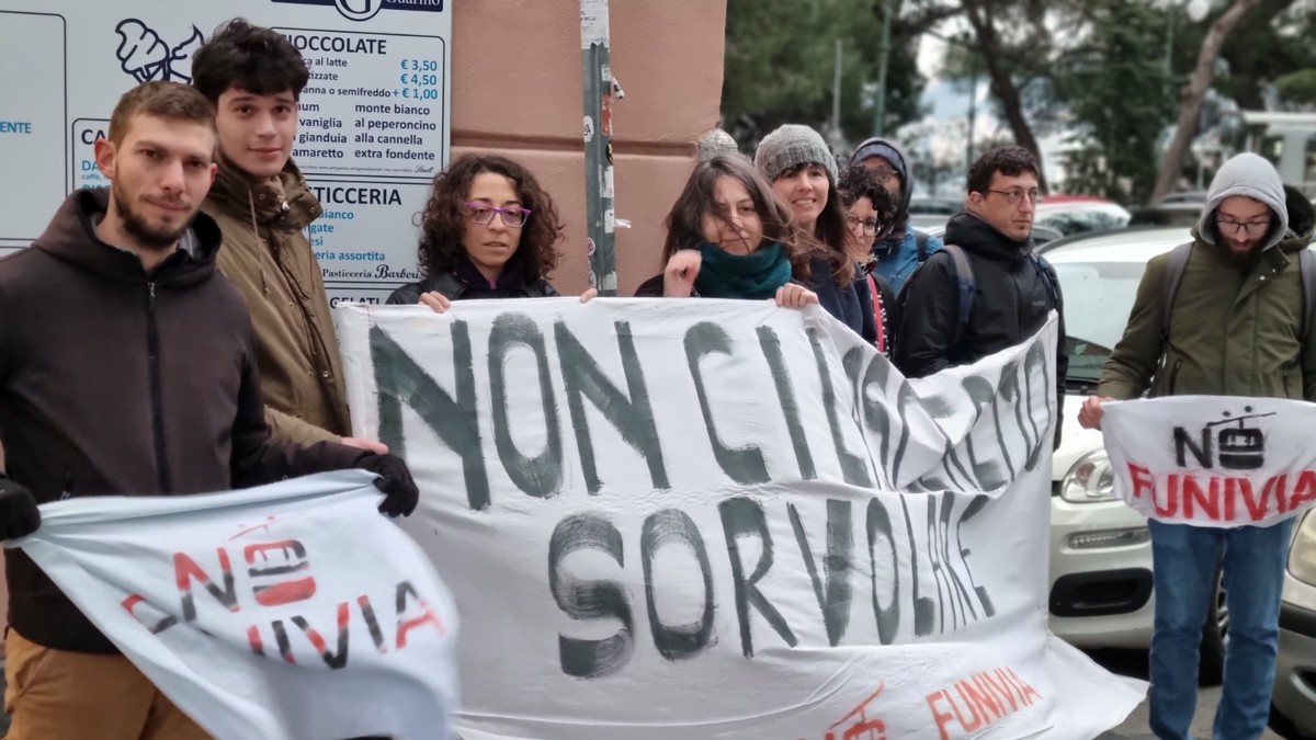 No alla funivia sopra il Lagaccio: consegnate al sindaco facente funzioni Piciocchi oltre duemila firme