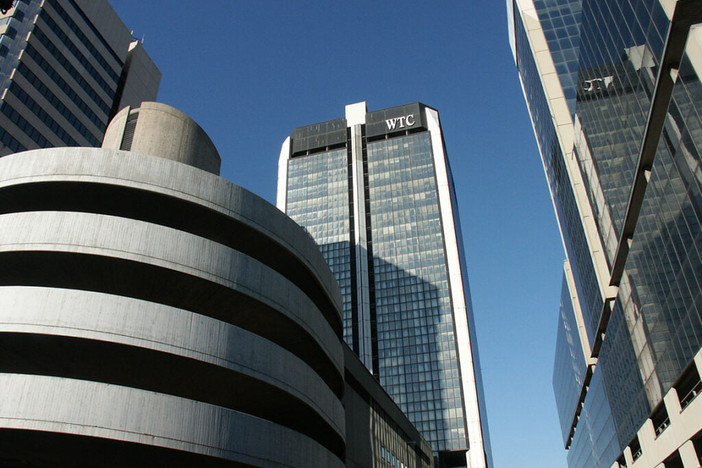 Lastra di metallo si stacca dal palazzo WTC, chiusa via Scarsellini Lastra di metallo si stacca dal palazzo WTC, chiusa via Scarsellini