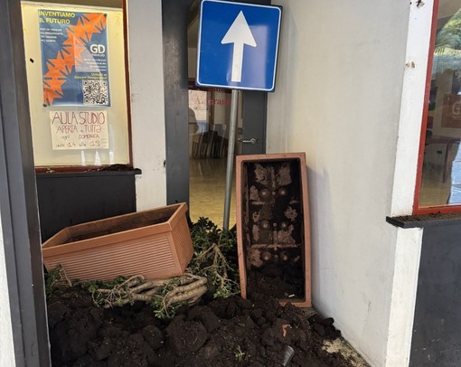 Vandalizzata la sede del Pd a Chiavari, il segretario: &quot;Urlavano Duce, Duce&quot;