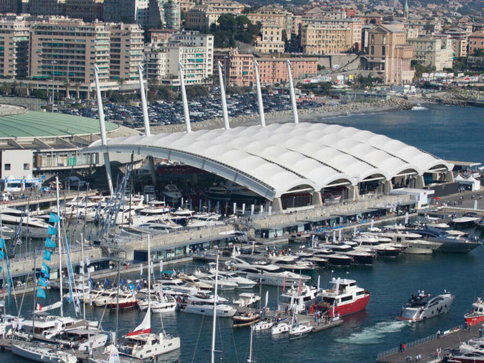 Addio alla tensostruttura della fiera, dopo il Nautico la demolizione. Ma c'è chi dice no