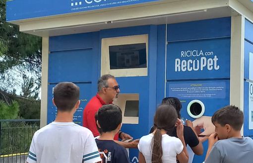 Nuovo ecocompattatore per le bottiglie in plastica a Ca’Nova, inaugurata la macchina RecoPet al Circolo Pianacci