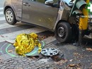 Albaro, auto sbanda e ferisce gravemente due pedoni. Ucciso sul colpo un cane barboncino Albaro, auto sbanda e ferisce gravemente due pedoni. Ucciso sul colpo un cane barboncino