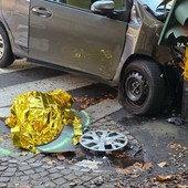 Albaro, auto sbanda e ferisce gravemente due pedoni. Ucciso sul colpo un cane barboncino