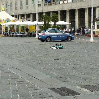Trolley sospetto, falso allarme bomba in piazza Caricamento (foto e video)