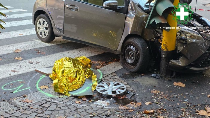 Albaro, auto sbanda e ferisce gravemente due pedoni. Ucciso sul colpo un cane barboncino