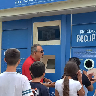 Nuovo ecocompattatore per le bottiglie in plastica a Ca’Nova, inaugurata la macchina RecoPet al Circolo Pianacci